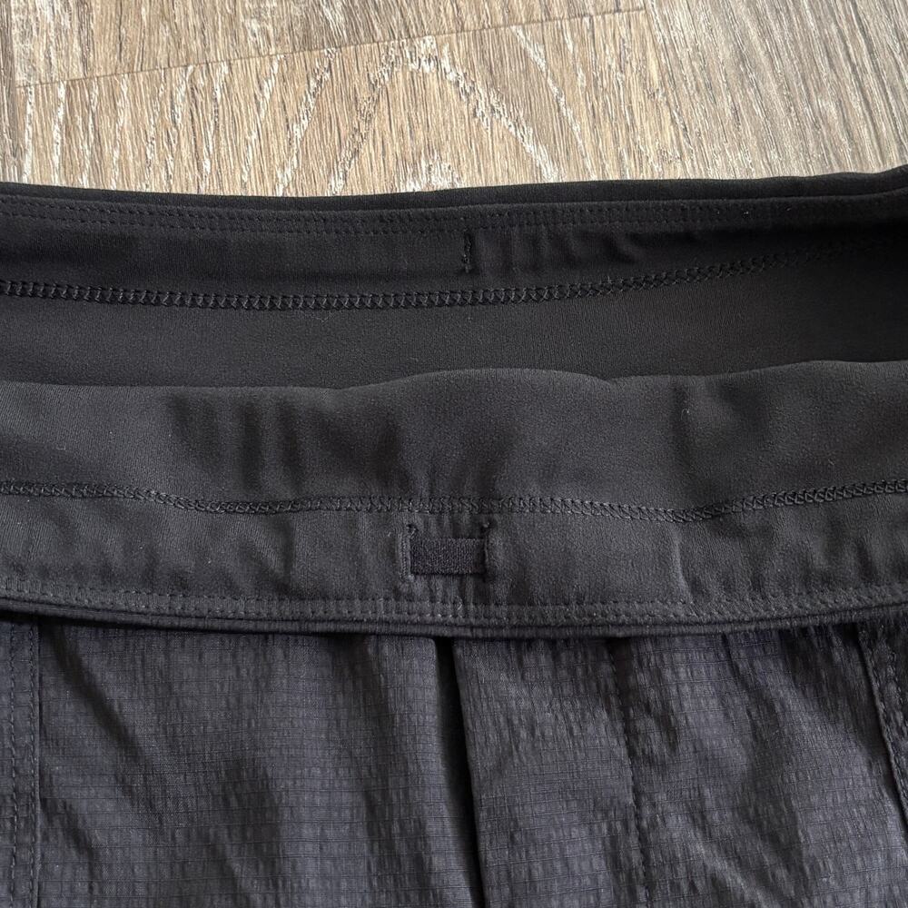 Athleta Trekkie North Mid Rise Short in Black - Size: 10 - Picture 6 of 7